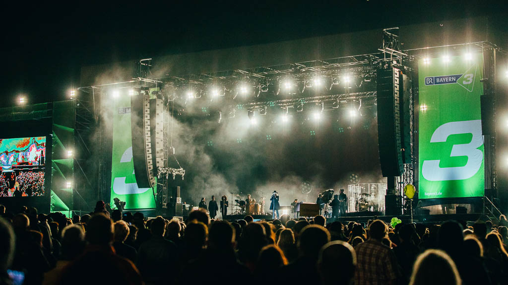 Gigantische Bühne, Mega-Star: Sarah Connor beim BAYERN 3 Dorffest in Teuschnitz © BAYERN 3